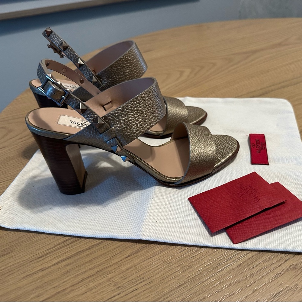 ***BRAND NEW*** Valentino leather ankle strap sandal